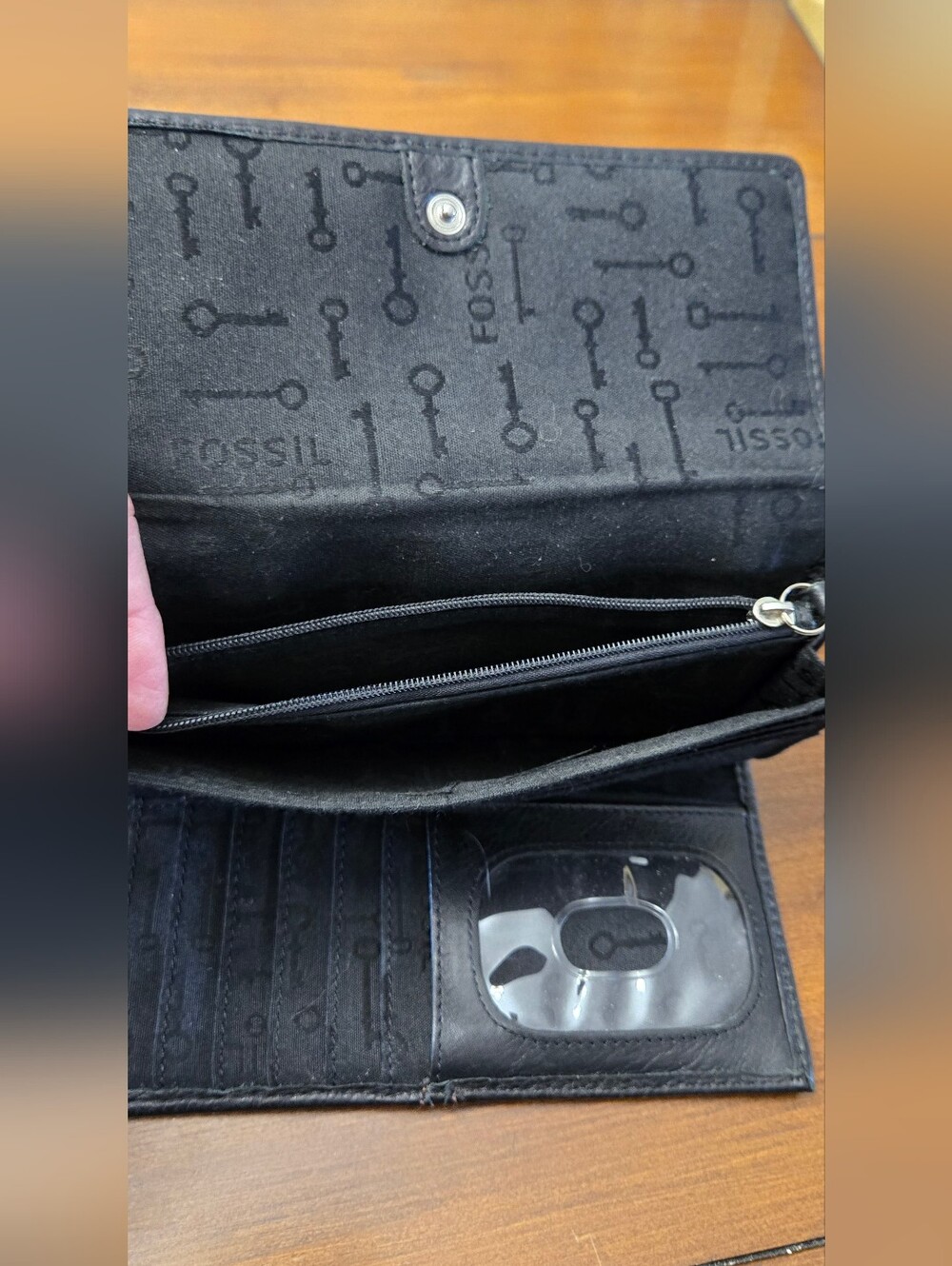 Fossil Black Pebbled Leather Trifold Wallet with Keyhole Plaque - Picture 4 of 5